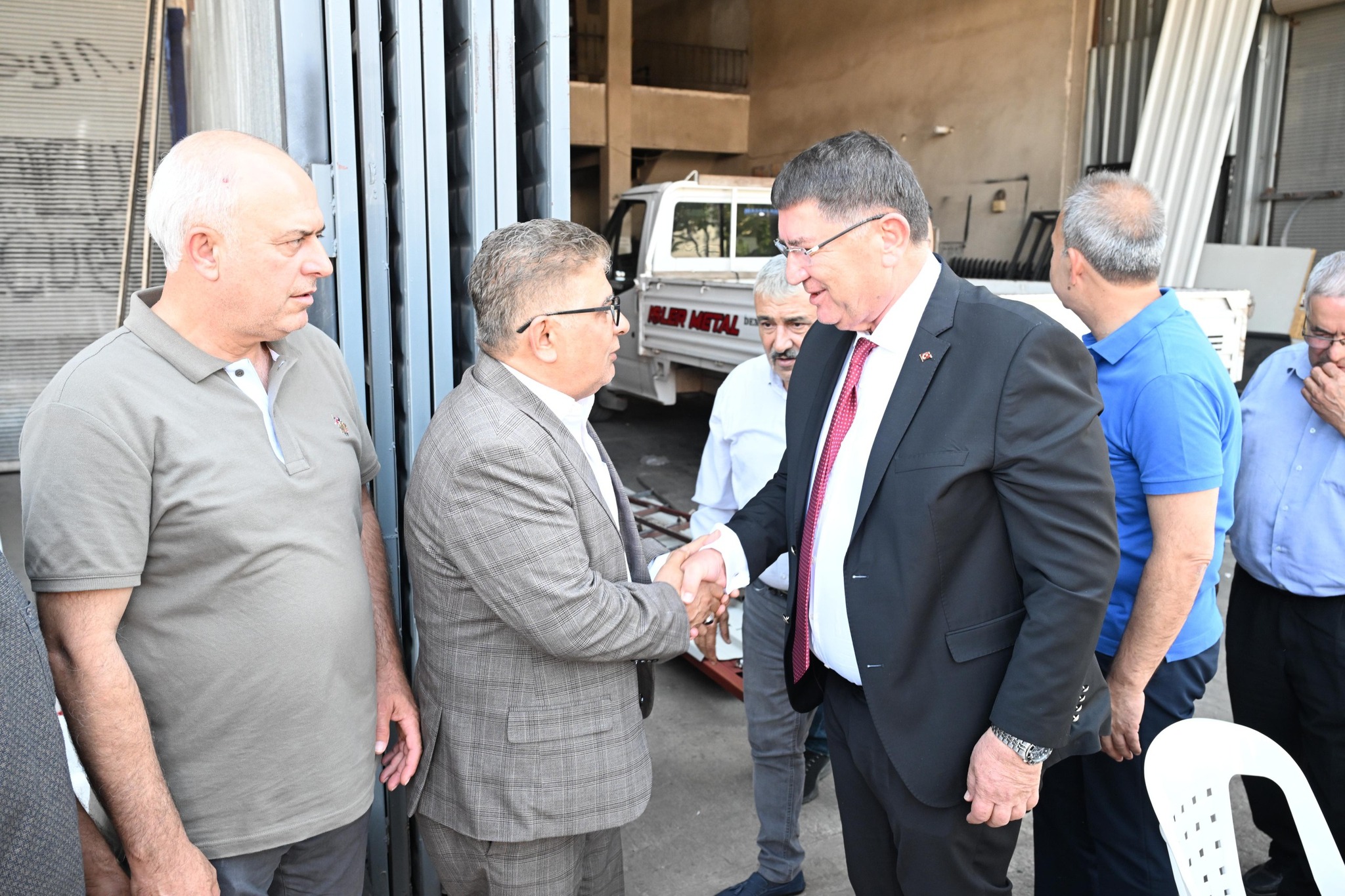 Oto Tamirciler odası olarak Döşemealtı Sanayi sitesinde esnaflarımıza kahvaltı programı düzenledik. Döşemealtı sanayi esnafalrının sorunlarını dinleyip çözüm bulmak için AESOB Başkanımız Adlıhan DERE ve Döşemealtı Belediye Başkanı Menderes DAL' da programımıza katılım sagladı...